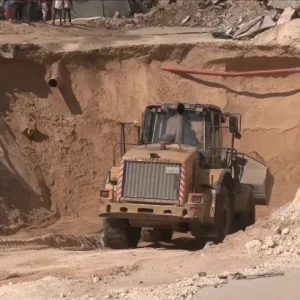 استمرار عمليات الحفر في خان يونس بحثا عن جثث أسرى إسرائيليين