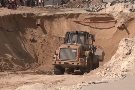 استمرار عمليات الحفر في خان يونس بحثا عن جثث أسرى إسرائيليين