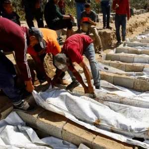 قصف على دير البلح والصحة العالمية تجلي 41 مريضا من غزة