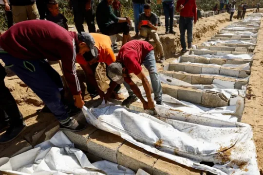 قصف على دير البلح والصحة العالمية تجلي 41 مريضا من غزة