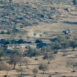 مستوطنون يحرثون أراضي المواطنين في "البقعة" جنوب الخليل