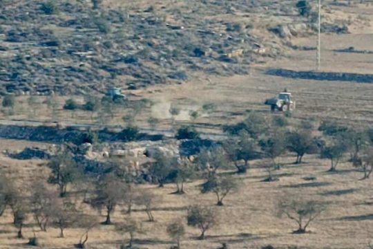 مستوطنون يحرثون أراضي المواطنين في "البقعة" جنوب الخليل