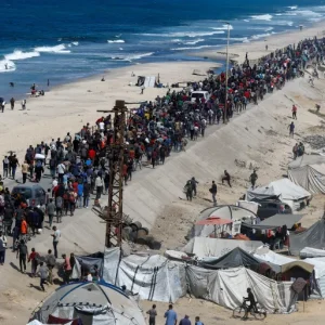 حشود من النازحين تبدأ العودة إلى مدينة غزة وشمال القطاع