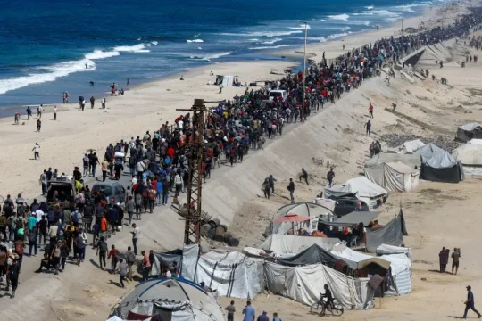 حشود من النازحين تبدأ العودة إلى مدينة غزة وشمال القطاع