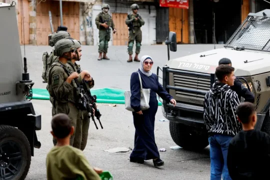 جنود إسرائيليون يقتحمون الخليل ضمن تصعيد في مدن وبلدات الضفة الغربية (رويترز- أرشيف)