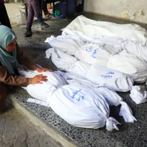 11 شهيدا في استهداف الاحتلال سيارة تُقلّ عائلة شرق مدينة غزة