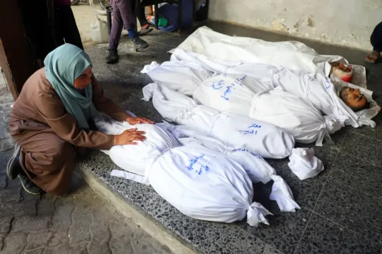 11 شهيدا في استهداف الاحتلال سيارة تُقلّ عائلة شرق مدينة غزة