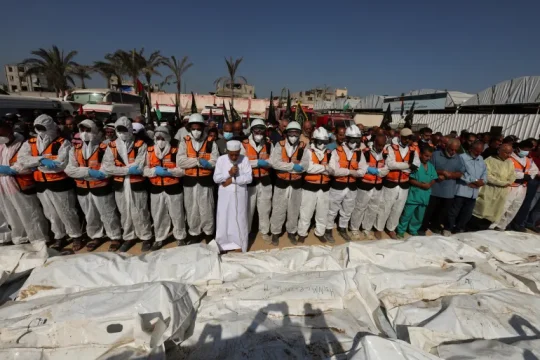 دفن جثامين عشرات الأسرى الفلسطينيين في مقبرة جماعية بدير البلح