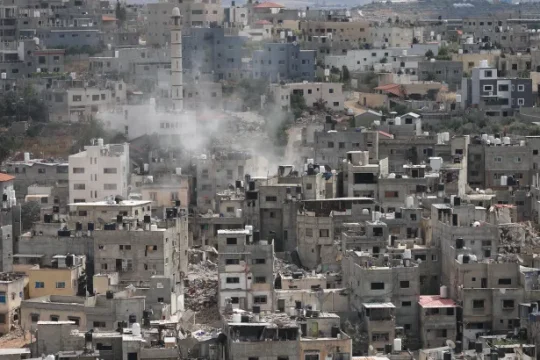 محللون: إسرائيل تسعى لتقسيم غزة وتقطيع الضفة لكانتونات