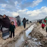 أول الغيث كارثة.. نازحو غزة بين وحل الأرض وبرودة الأجواء