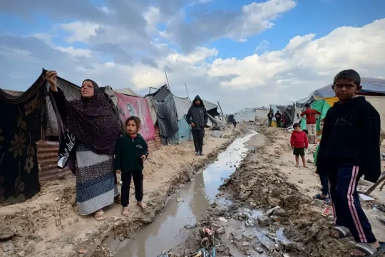 أول الغيث كارثة.. نازحو غزة بين وحل الأرض وبرودة الأجواء