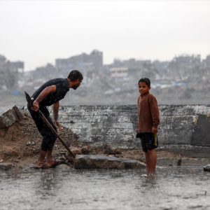 غزة: شهيد وغرق عشرات خيام النازحين جراء الأمطار