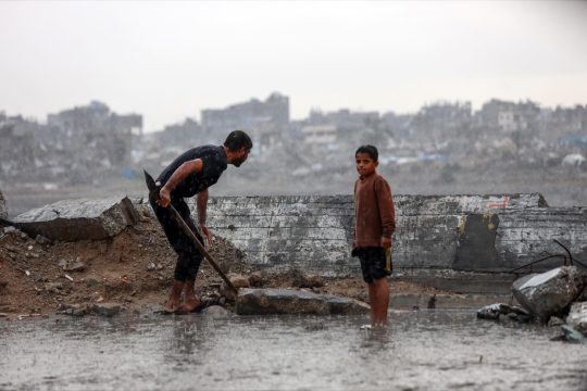 غزة: شهيد وغرق عشرات خيام النازحين جراء الأمطار
