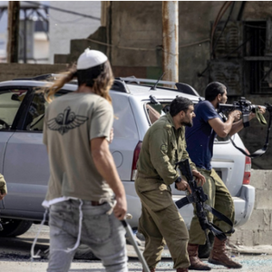 إصابة شاب باعتداء مستوطنين عليه في رمون شرق رام الله