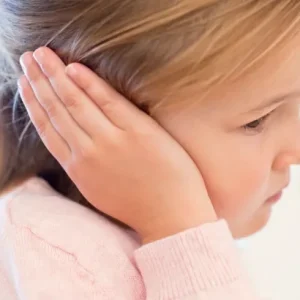 ‫آلام الأذن لدى الأطفال.. متى تستلزم استشارة الطبيب؟