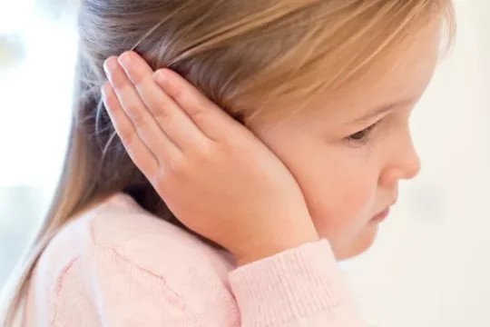 ‫آلام الأذن لدى الأطفال.. متى تستلزم استشارة الطبيب؟