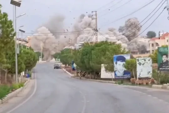 إسرائيل تشن سلسلة غارات على جنوب لبنان بعد إنذارات بالإخلاء