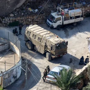 استشهاد فلسطيني بمخيم الفارعة والاحتلال يدهم منازل أسرى محررين