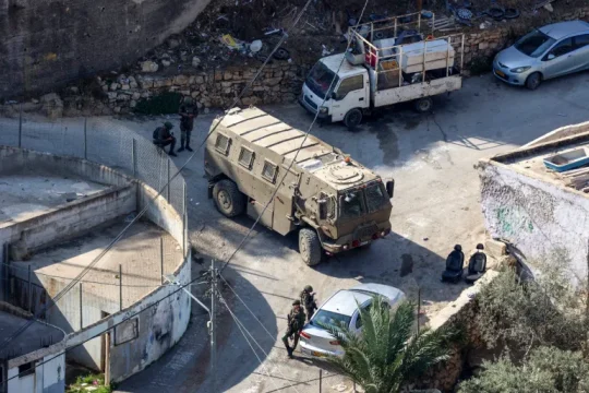 استشهاد فلسطيني بمخيم الفارعة والاحتلال يدهم منازل أسرى محررين