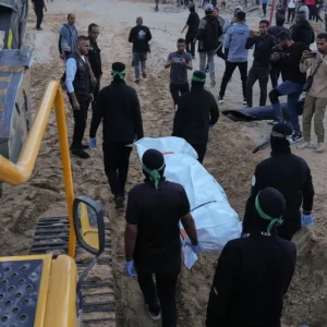 تسلم جثة أسير إسرائيلي بغزة للصليب الأحمر