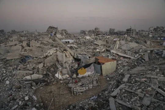 طفلان شهيدان بخان يونس والاحتلال يكثف قصفه بأنحاء غزة