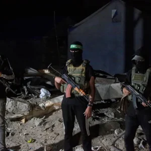 أكسيوس: إدارة ترامب تستغل أزمة المسلحين العالقين برفح لتطوير نموذج لنزع سلاح حماس