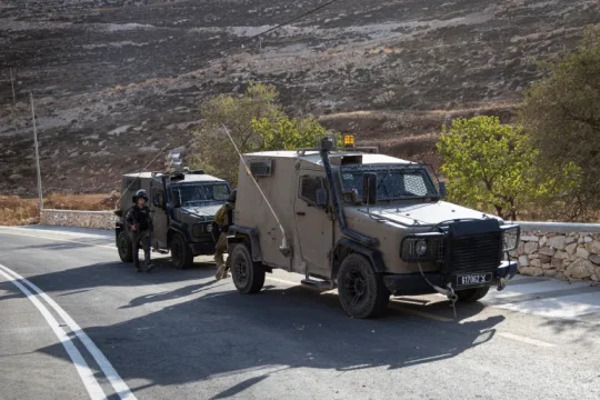 إصابة فلسطيني قرب الجدار الفاصل والاحتلال يشن حملة اعتقالات بالضفة