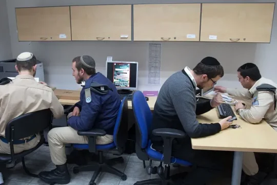 الحكومة الإسرائيلية تسعى لتمديد قانون يتيح اختراق الأجهزة الإلكترونية