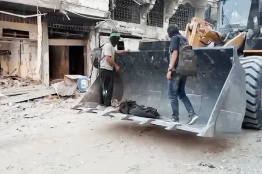 القسام تسلم جثة أسير إسرائيلي