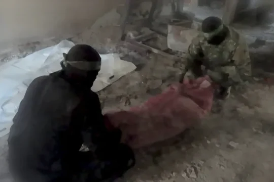 القسام تضلل جيش الاحتلال خلال عمليات استخراج جثث الأسرى