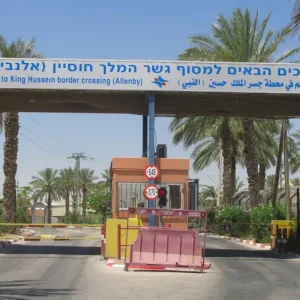 نتنياهو يقرر إعادة فتح معبر الكرامة أمام حركة البضائع بعد إغلاقه لشهرين