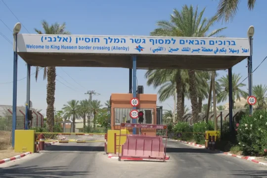 نتنياهو يقرر إعادة فتح معبر الكرامة أمام حركة البضائع بعد إغلاقه لشهرين