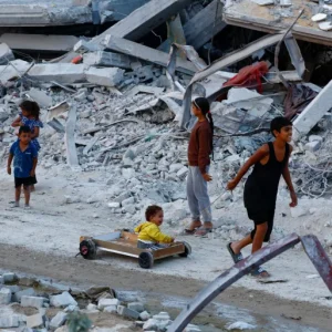 الاحتلال ينسف منازل بخان يونس ويتعهد بتدمير جميع الأنفاق