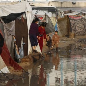 الأمطار تُغرق عشرات خيام النازحين في القطاع وتفاقم معاناتهم