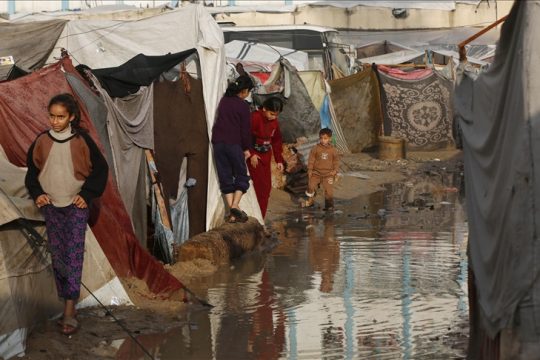 الأمطار تُغرق عشرات خيام النازحين في القطاع وتفاقم معاناتهم