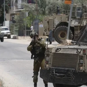 إصابة عامل برصاص الاحتلال في الرام مع تواصل حملات الاعتقال في الضفة