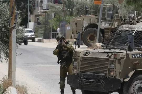 إصابة عامل برصاص الاحتلال في الرام مع تواصل حملات الاعتقال في الضفة