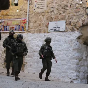 اقتحامات بأنحاء بالضفة واعتداءات للمستوطنين في الخليل