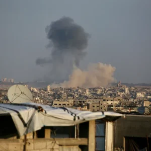 غارات بوسط القطاع وجنوبه والاحتلال يغتال 3 فلسطينيين قرب الخط الأصفر