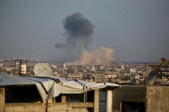 غارات بوسط القطاع وجنوبه والاحتلال يغتال 3 فلسطينيين قرب الخط الأصفر