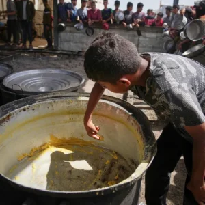 عامٌ من الجوع.. خط زمني لمعاناة غزة بين الحصار وتضاؤل المساعدات في 2025