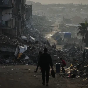 مصابون بخروقات إسرائيلية في غزة وغارات متواصلة جنوبي القطاع