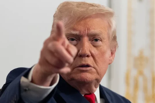 ترامب أكد في منشور أن إدارته "راضية جدا" عن أداء الرئيس السوري أحمد الشرع (أسوشيتد برس)