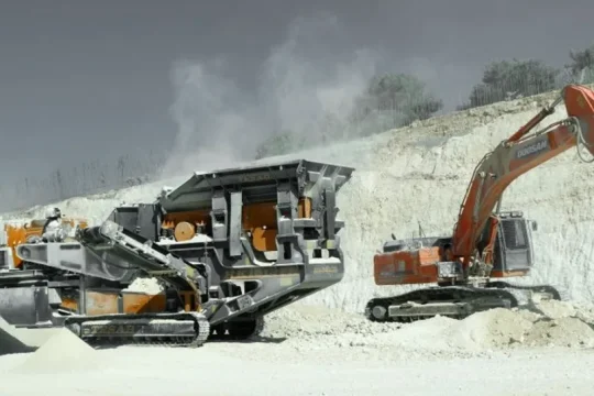 الاحتلال يهدد بإغلاق مصانع ومحاجر في الضفة للحفاظ على "هواء المستوطنات"