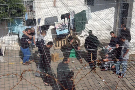 تقرير إسرائيلي رسمي يعترف بتجويع وتعطيش وتعذيب الأسرى