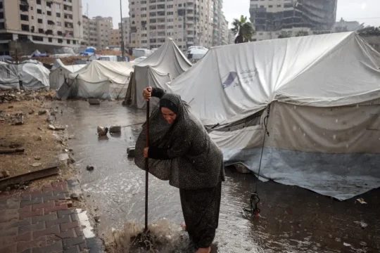 منظمة العفو: الخيام الغارقة والمباني المنهارة في غزة نتائج متوقعة للإبادة الجماعية