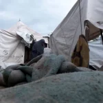 انتشال 30 جثمانا من تحت أنقاض منزل بغزة واستشهاد فلسطيني بنيران الاحتلال