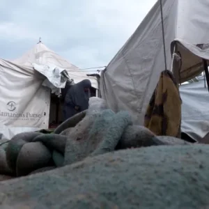 انتشال 30 جثمانا من تحت أنقاض منزل بغزة واستشهاد فلسطيني بنيران الاحتلال