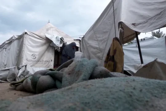 انتشال 30 جثمانا من تحت أنقاض منزل بغزة واستشهاد فلسطيني بنيران الاحتلال