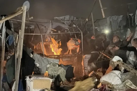 مجزرة في مواصي خان يونس: 5 شهداء واحتراق خيام النازحين